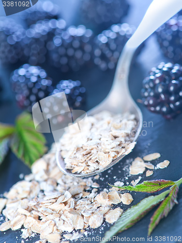 Image of oat flakes and blackberry