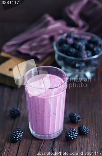 Image of yogurt with berries