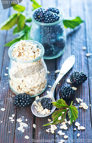 Image of oat flakes with black berries 