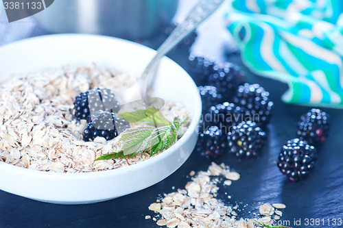 Image of oat flakes and blackberry