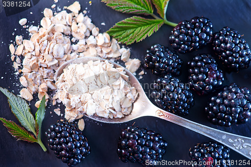 Image of oat flakes and blackberry