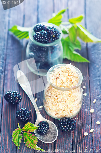 Image of oat flakes with black berries 