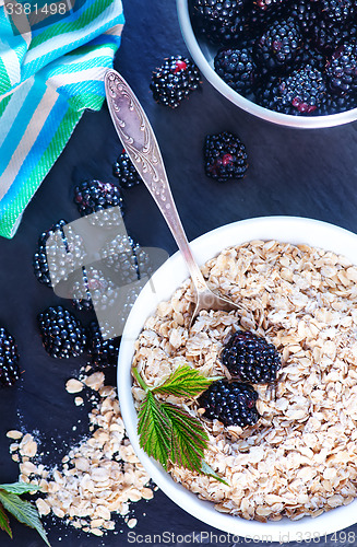 Image of oat flakes and blackberry