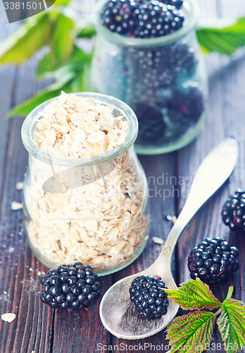 Image of oat flakes with black berries 