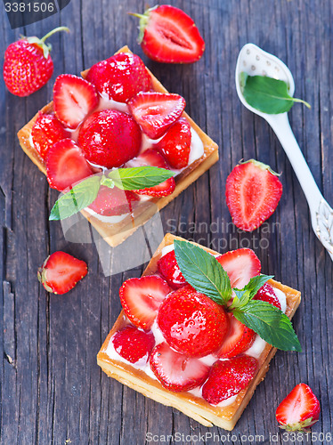 Image of cake with fresh strawberry