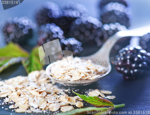 Image of oat flakes and blackberry