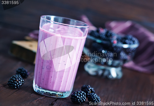 Image of yogurt with berries