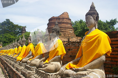 Image of Buddhas in a row