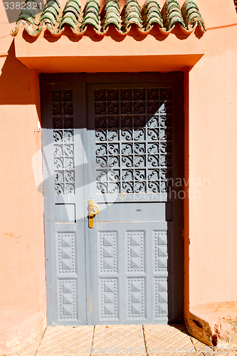 Image of old door in ornate brown