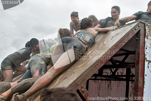 Image of Teams storm wall in extrim race