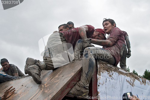 Image of Teams storm wall in extrim race