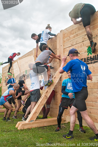 Image of Teams storm wall in mixed extrim race