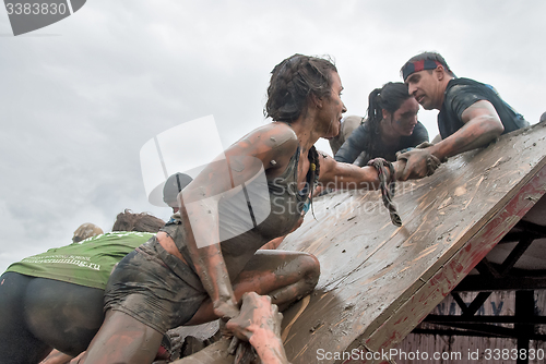 Image of Teams storm wall in extrim race