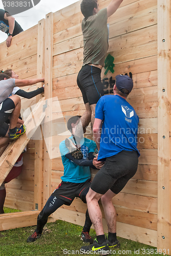 Image of Teams storm wall in mixed extrim race