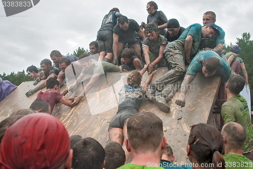 Image of Teams storm wall in mixed extrim race