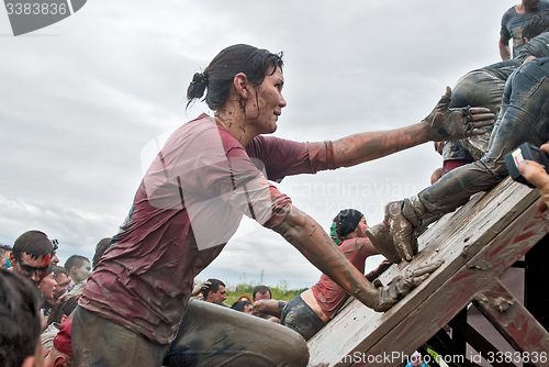 Image of Teams storm wall in mixed extrim race