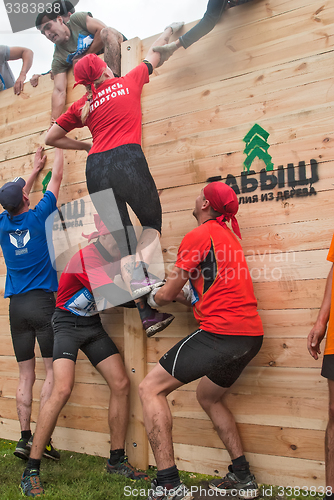 Image of Teams storm wall in mixed extrim race
