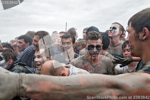 Image of Teams storm wall in mixed extrim race