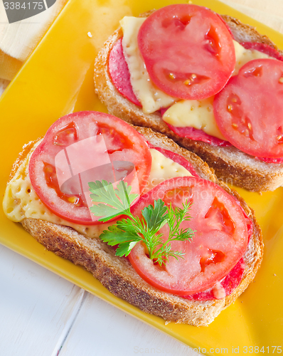 Image of bread with cheese and tomato