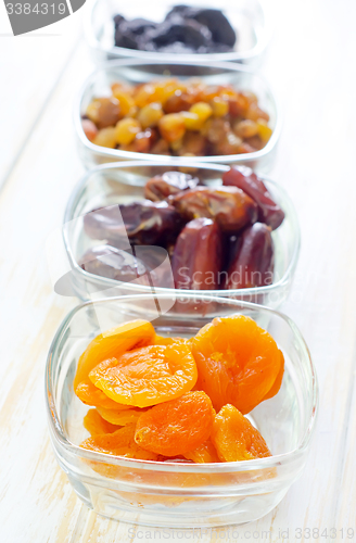 Image of dried apricots, raisins and dates