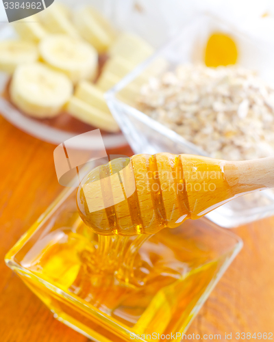 Image of Honey in the glass bowl on the wooden table