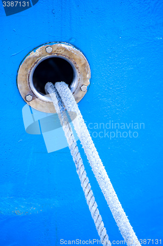 Image of mooring line of a trawler