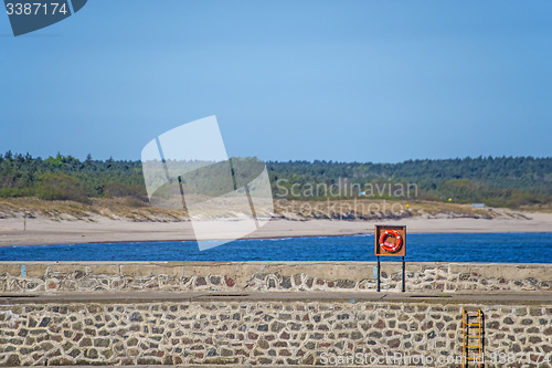 Image of wave-breaker with spindrift
