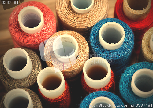 Image of several varicolored spools of thread 