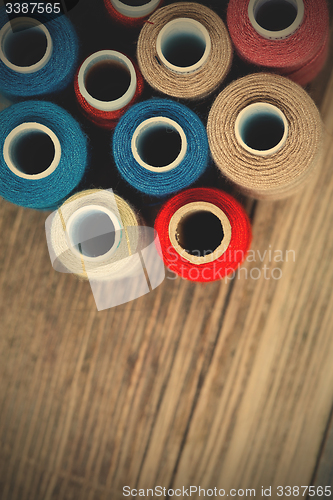 Image of varicolored spools of thread