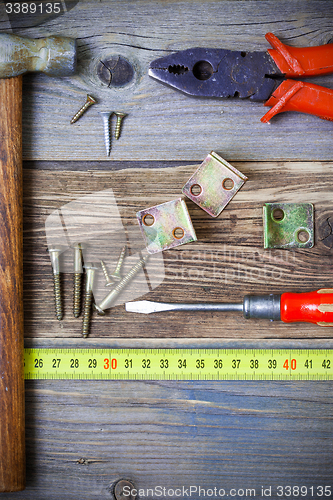 Image of pliers, screwdriver, screws, hammer, angles and roulette