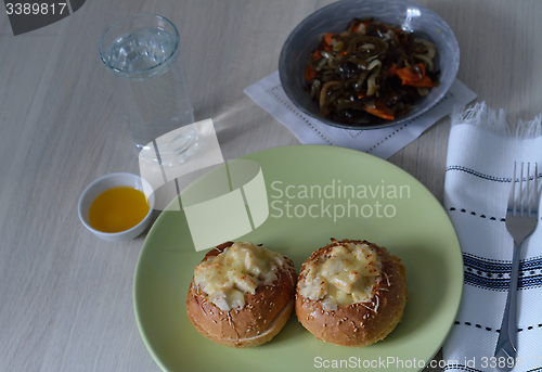 Image of junienne in buns and laminaria salad