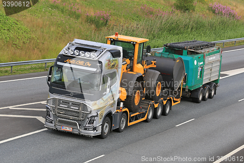 Image of Volvo FH Hauls Heavy Equipment