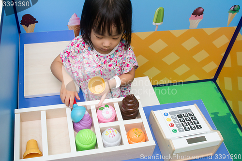 Image of Chinese children role-playing at ice cream store.