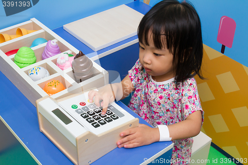 Image of Chinese children role-playing at ice cream store.