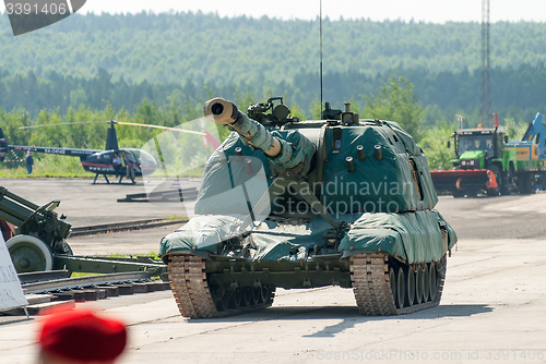 Image of Msta-S 152 mm howitzer 2S19 in motion. Russia