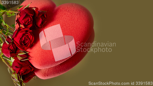 Image of wedding cake in the shape of heart