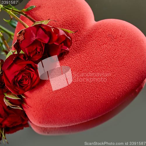 Image of wedding cake in the shape of heart