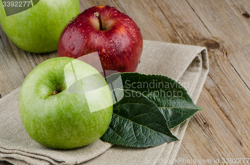 Image of Apples in a napkin