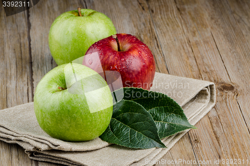 Image of Apples in a napkin