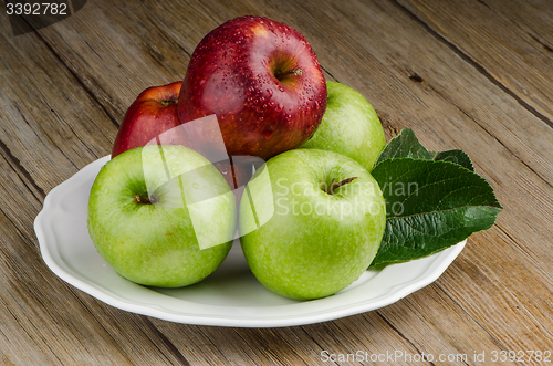 Image of Apples in a ceramic white plate
