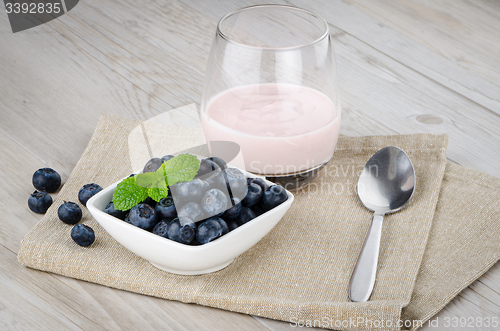 Image of Yogurt with fresh blueberries