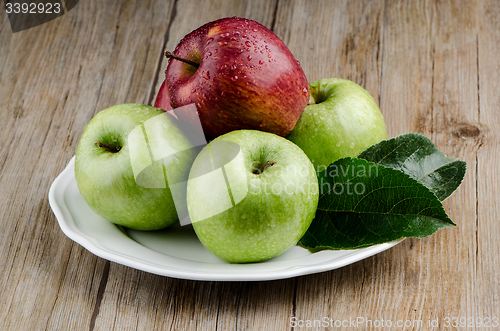 Image of Apples in a ceramic white plate