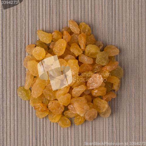 Image of Circle of golden raisins