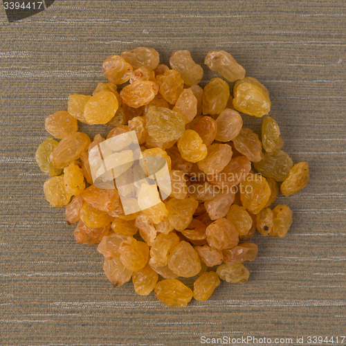Image of Circle of golden raisins