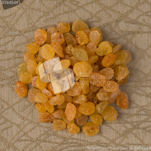 Image of Circle of golden raisins
