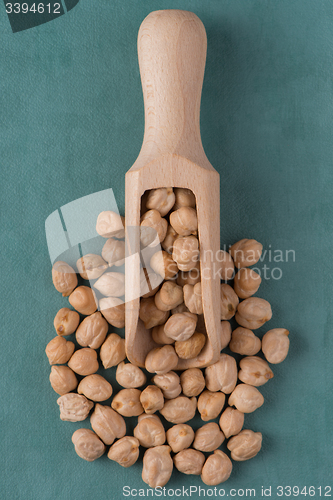 Image of Wooden scoop with chickpeas