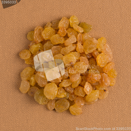 Image of Circle of golden raisins