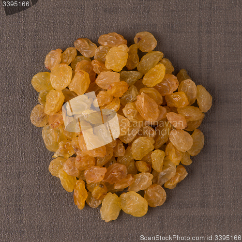 Image of Circle of golden raisins