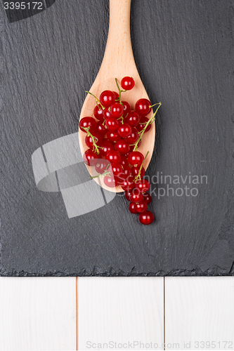 Image of Currants in a wooden spoon