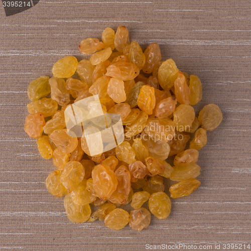 Image of Circle of golden raisins